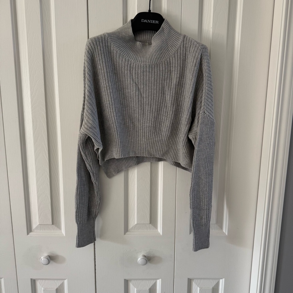 Silence & noise, gray knit crop sweater